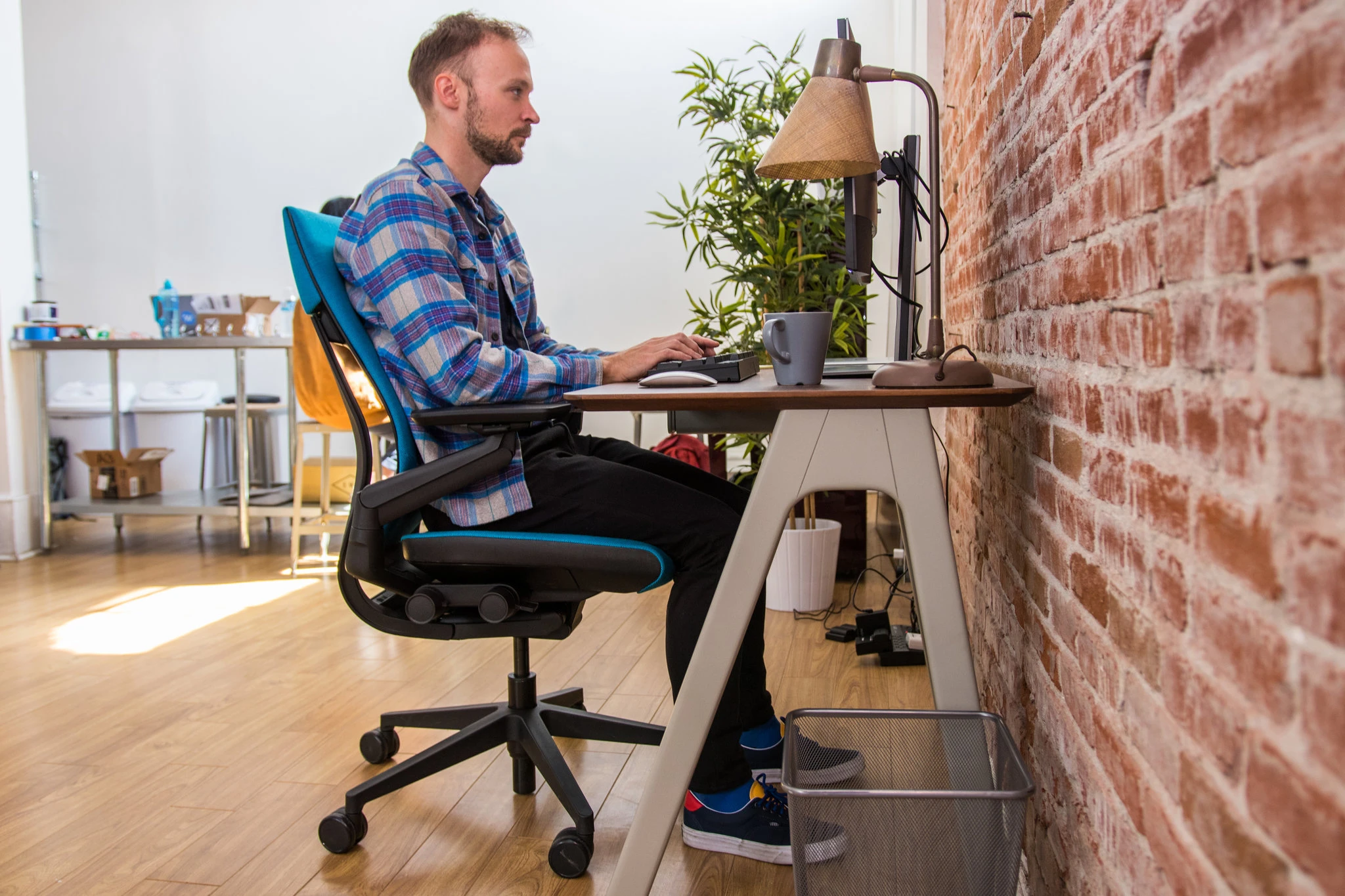 Эргономичные офисные кресла — ваш ключ к облегчению боли в бедре