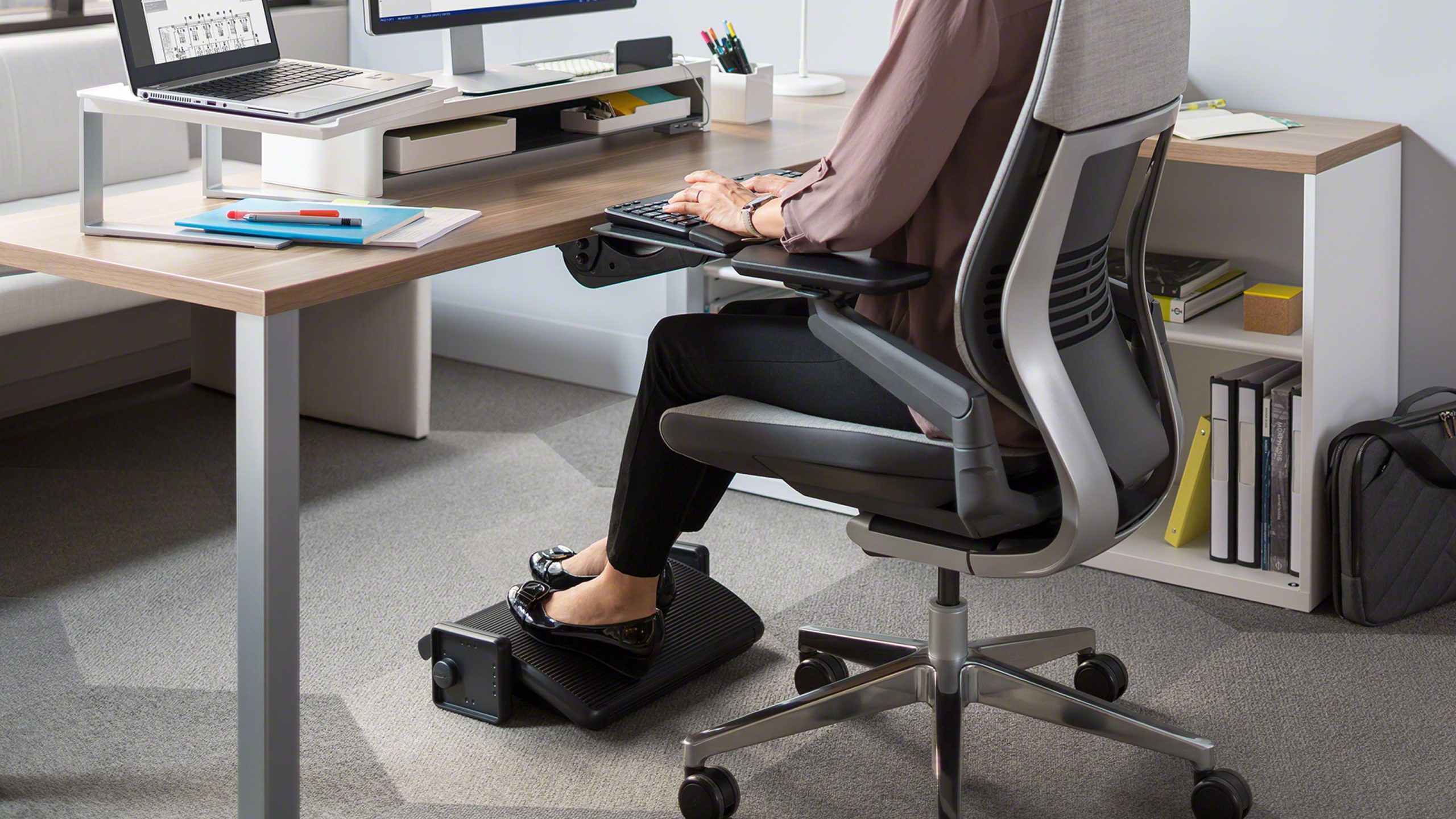 Ergonomische Bürostühle mit Fußstützen